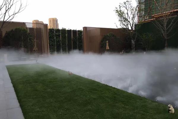 Nozel atomisasi digunakan untuk kabut buatan di taman